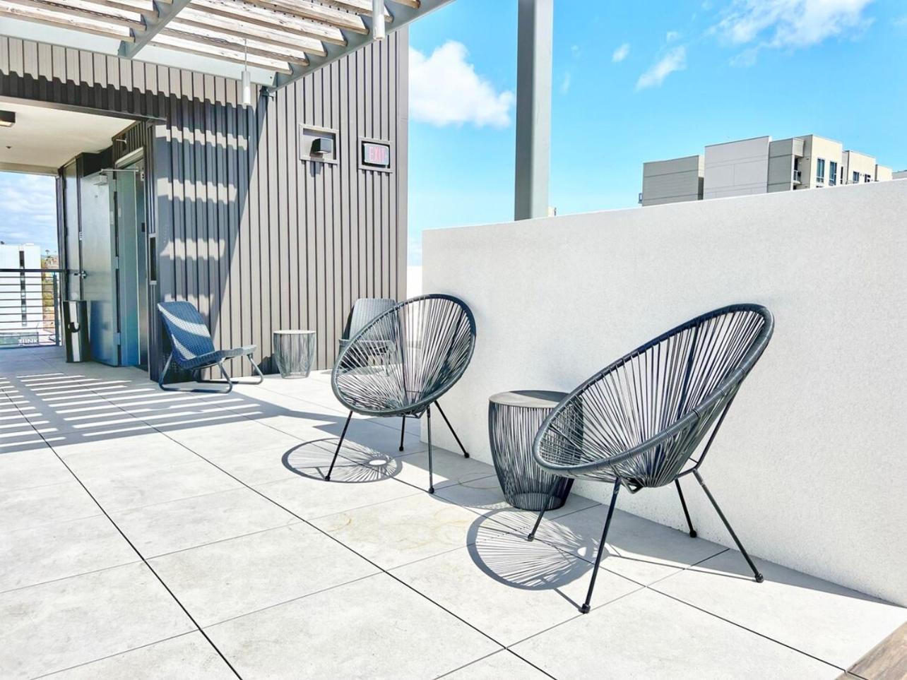 Apartment The Leo - One Bedroom W Private Balcony