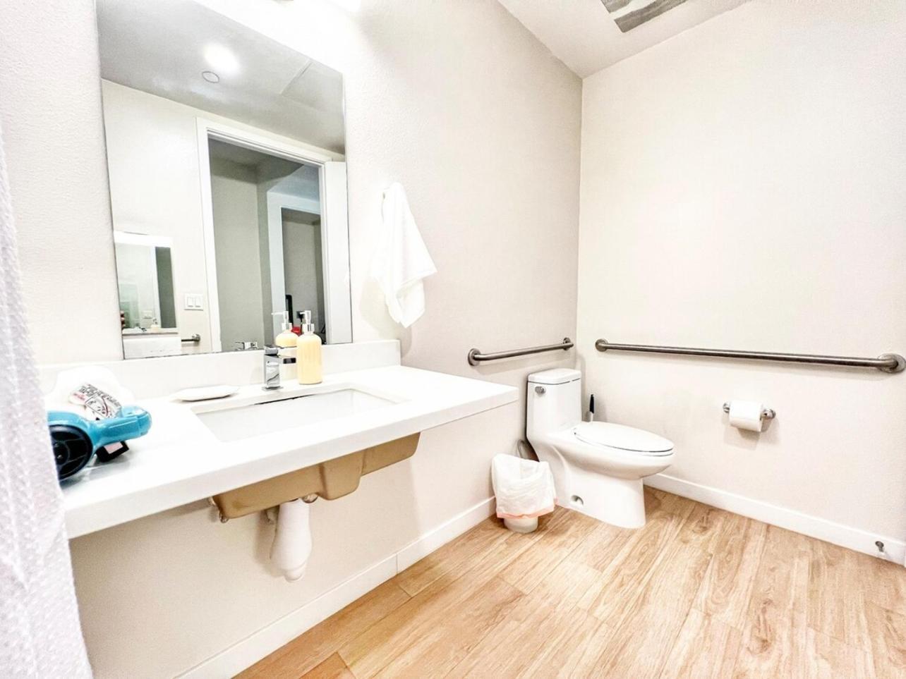 Apartment The Leo - One Bedroom W Private Balcony *