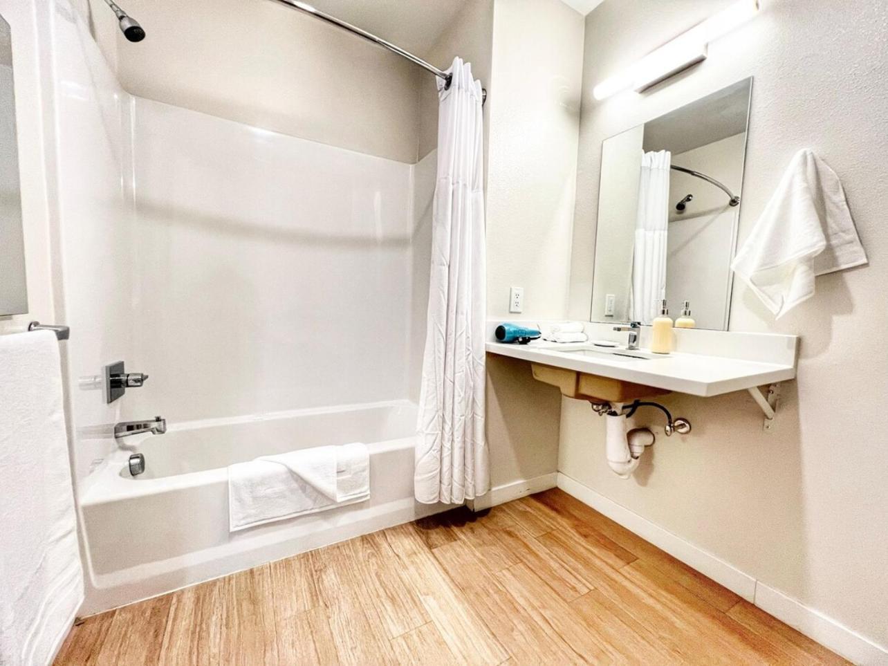 Apartment The Leo - One Bedroom W Private Balcony *